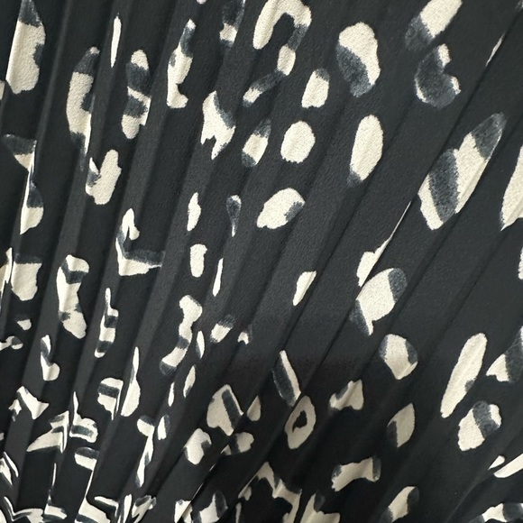 H&M Animal Print Pleated Skirt. Size 6. - Picture 2 of 6